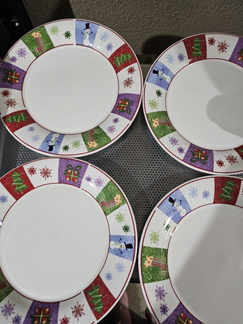 Oneida Holiday Surprise Dinner Plates Set Of 4 Winter Snowman 10"